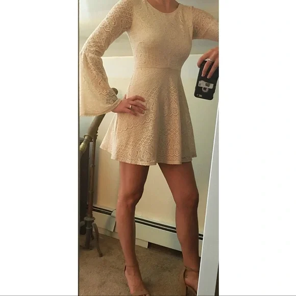 Lot of Love by Speechless Cream Lace Flare Sleeve Mini Dress size Small - Picture 1 of 4